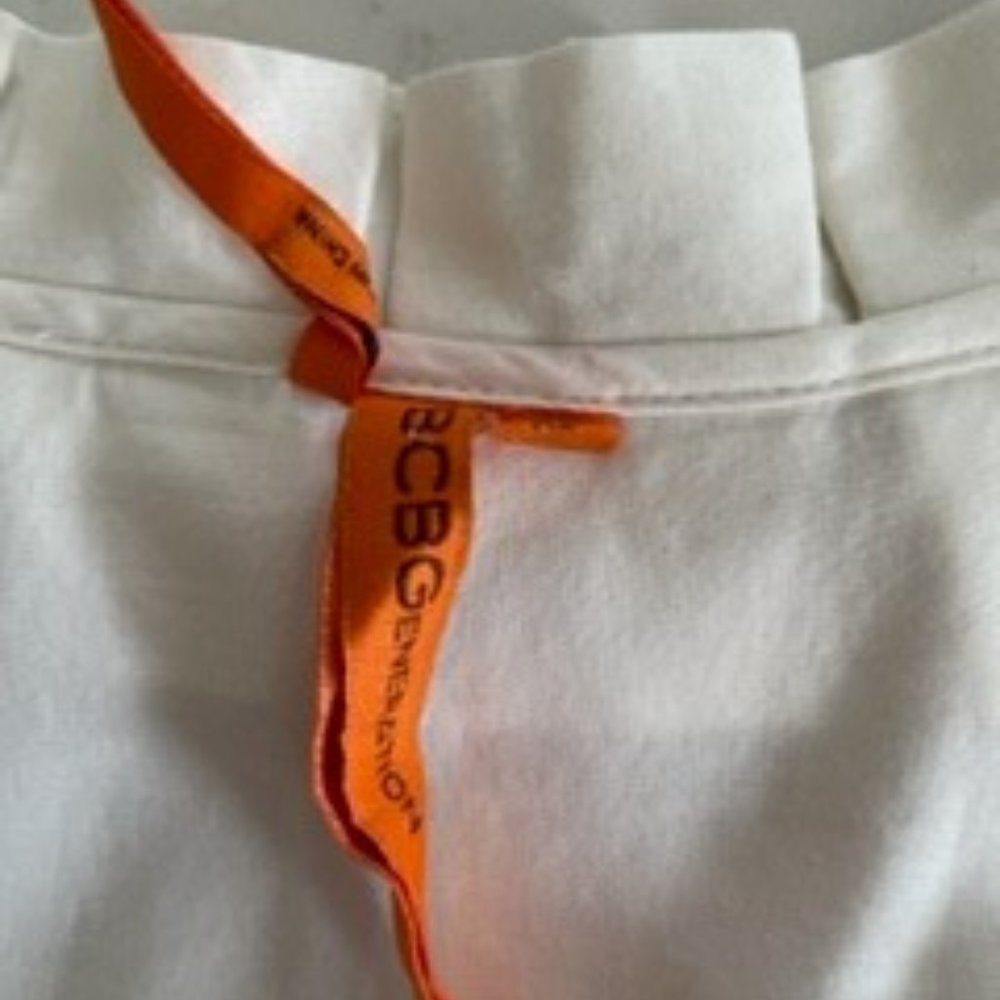 BCBG white PS Top with collar detail - Picture 5 of 10